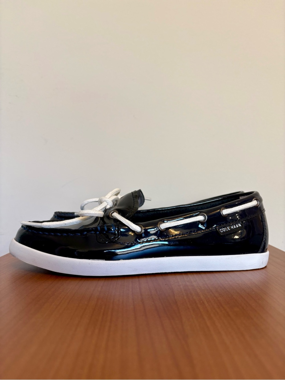 Cole Haan Women's Nantucket Camp Moc in Dark Navy and White Size 7